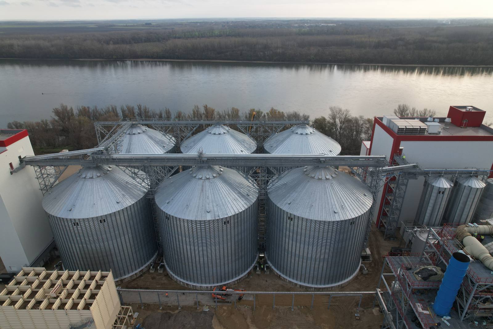 Almacenamiento de grano junto al Danubio, Hungría