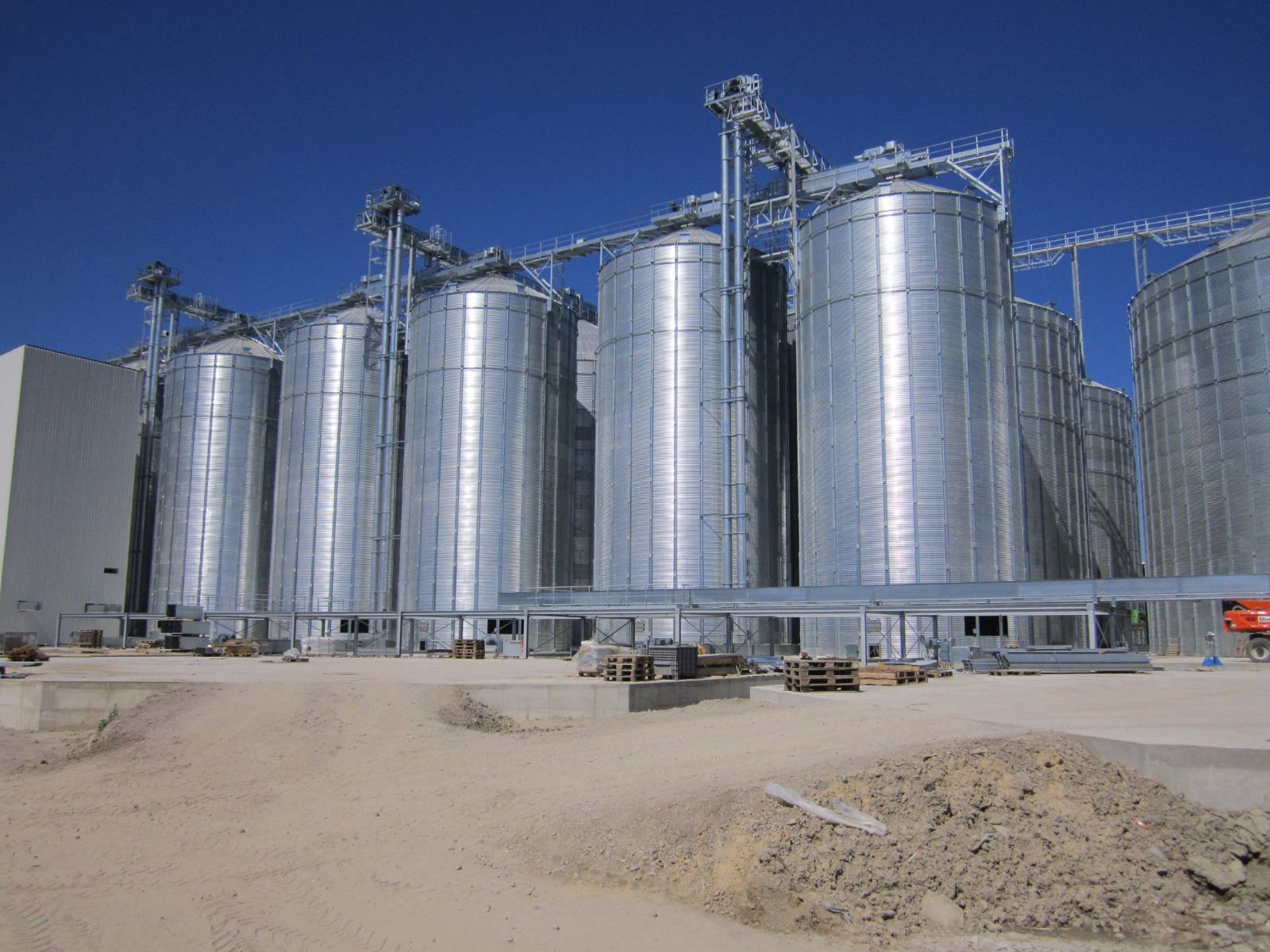Silos metálicos de grano y elevadores